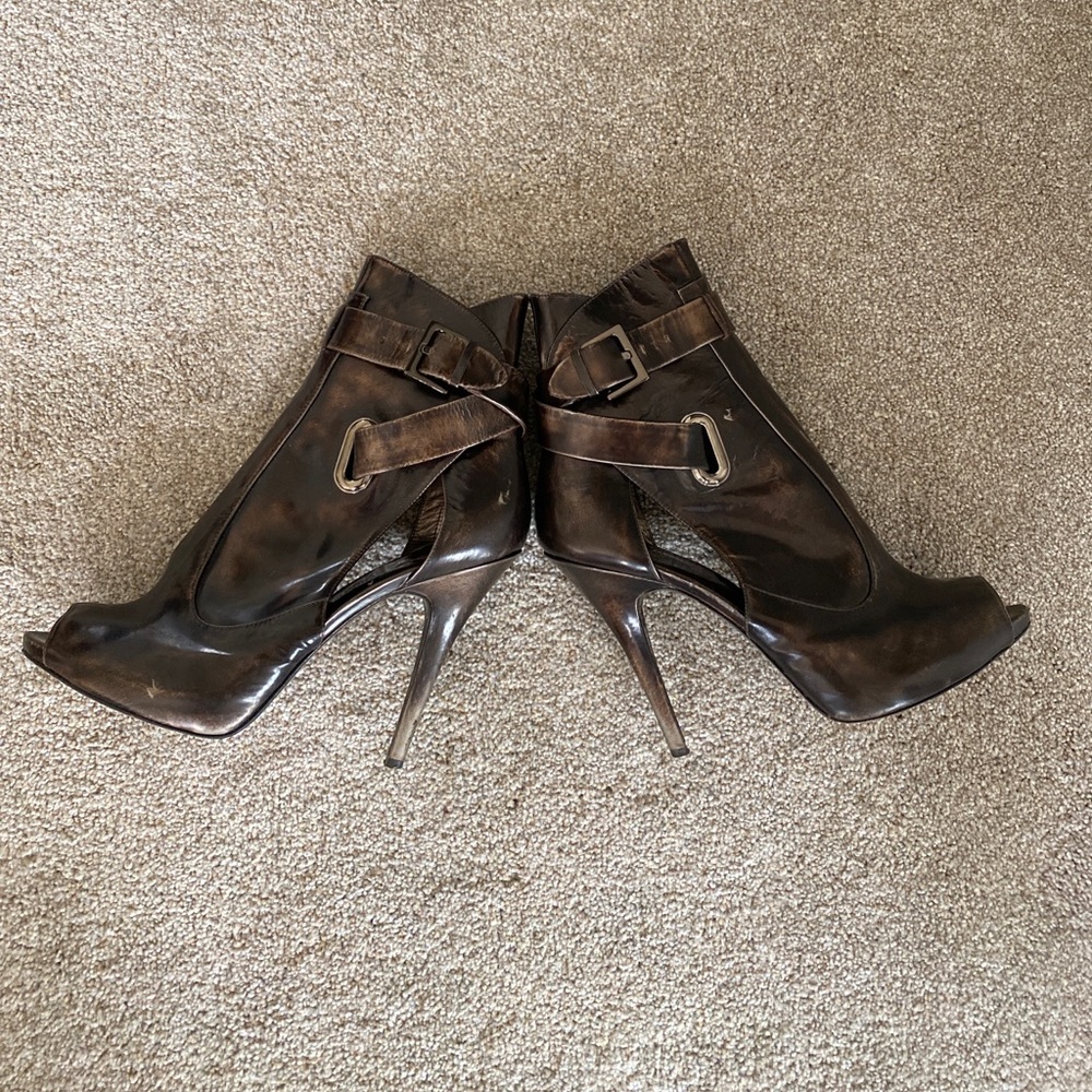 MARCIANO BY GUESS OPEN TOE BUCKLED BROWN/BRONZE DISTRESSED HEELS…SIZE 10M